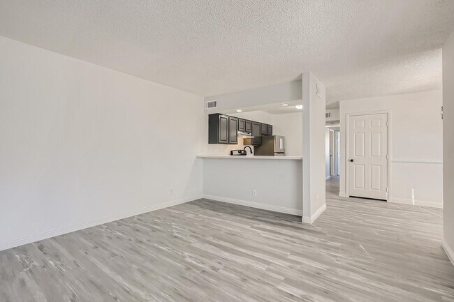 Foto del edificio - MOVE IN SPECIAL! HALF OFF FIRST MONTH'S RENT - Lovely 2 Bedroom Condo Near the Strip!