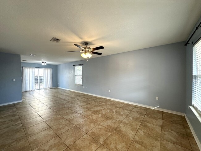 Building Photo - 417 Eisenhower Dr