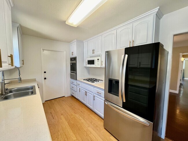 Building Photo - Beautifully Updated 3B 2BA in El Cerrito!