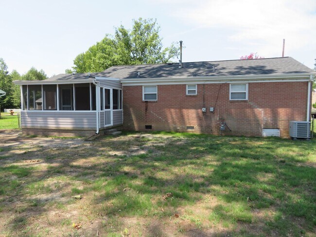 Building Photo - 3105 Holly Ave