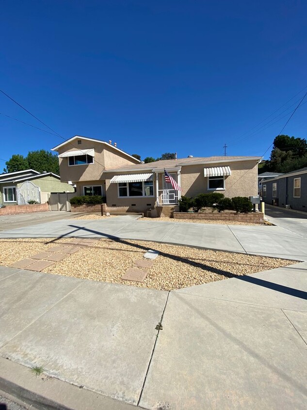 Foto principal - 3 Bed-2 Bath Tri-Level Home in El Cajon