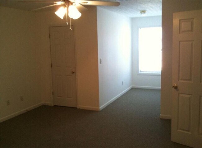 Building Photo - 600 Rosehip Lane