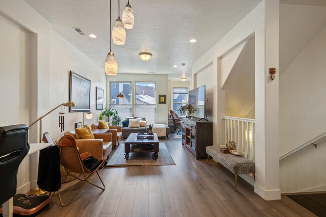 Building Photo - 11271 S High Crest Ln