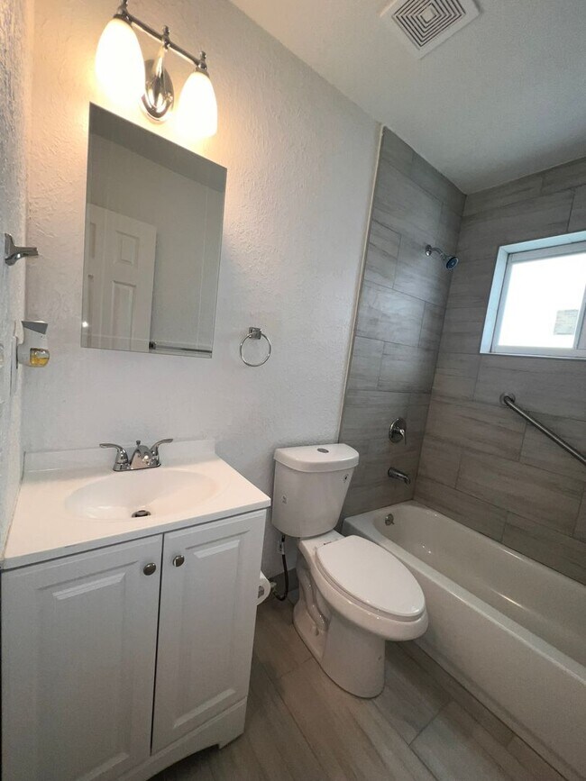 Building Photo - Lovely Renovated Cottage in Central Broward
