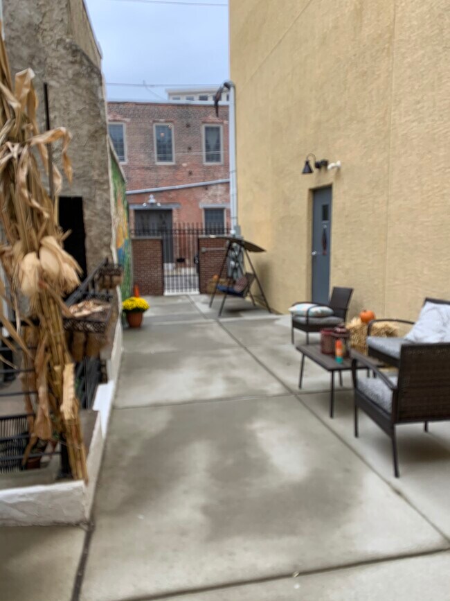 Building Photo - 2210 Frankford Ave