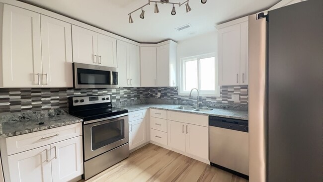 Building Photo - Spacious 2-Bedroom Condo!