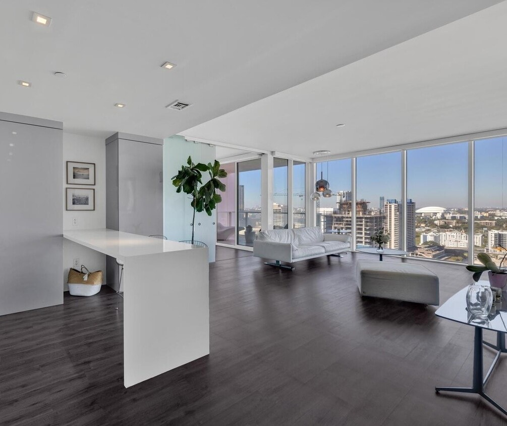 Primary Photo - 1040 Biscayne Blvd