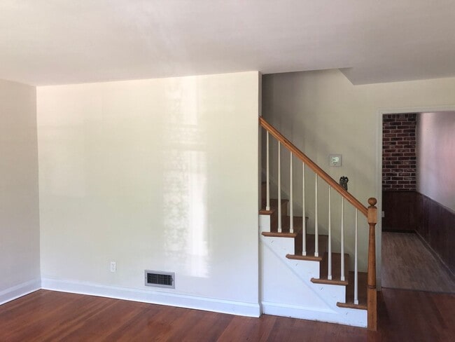 Building Photo - 2 Bedroom 1.5 Bath