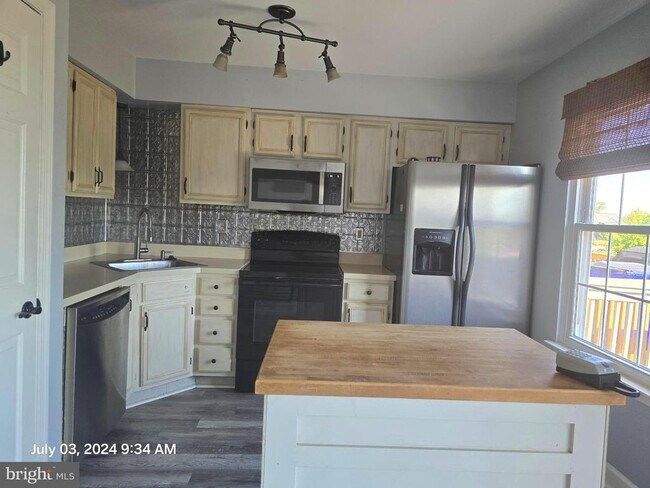 Building Photo - 6338 Towncrest Ct