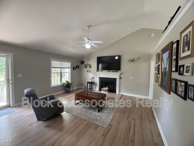 Foto del edificio - 122 Alberbury Commons Ct