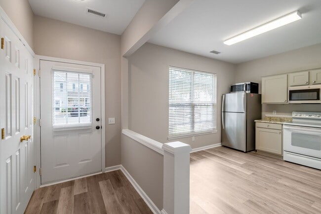 Building Photo - Spacious Townhome in Prime South Charlotte...