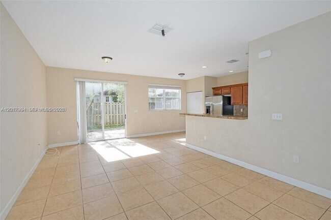 Foto del edificio - 1048 NE 208th St