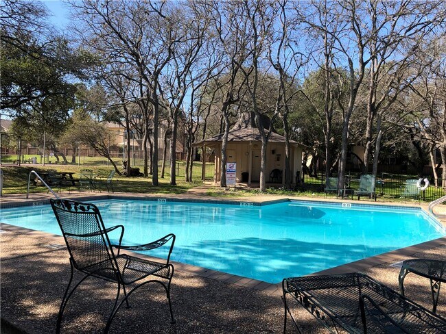 Foto del edificio - 8304 Summerwood Dr