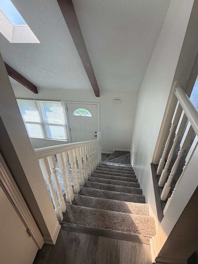 escaleras que conducen a la planta baja - 27 Cherry St