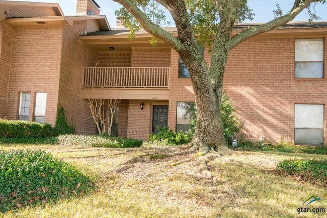 Building Photo - 5807 Hollytree Dr