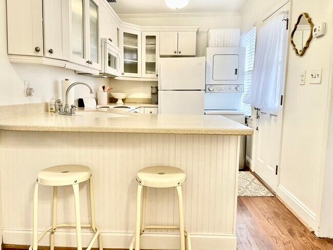 217 - 215 W Taylor St
