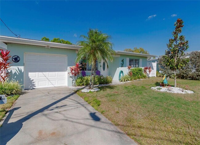 Building Photo - 562 Baywood Dr N
