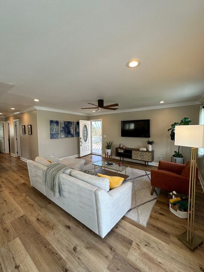 Building Photo - BEAUTIFUL AND SPACIOUS 3 BED - 2 BATH HOUS...