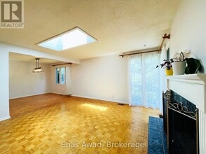 Building Photo - 2026 Kings Grove Crescent