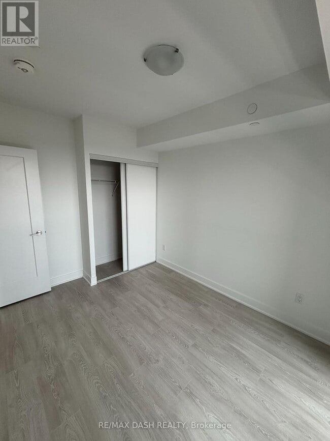 Photo du bâtiment - 2425-2425 Simcoe St N