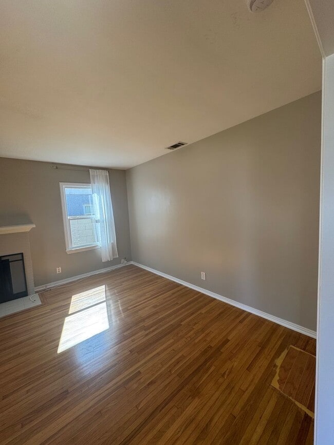 Foto del edificio - Large 4 bedroom 2 Bathroom for rent