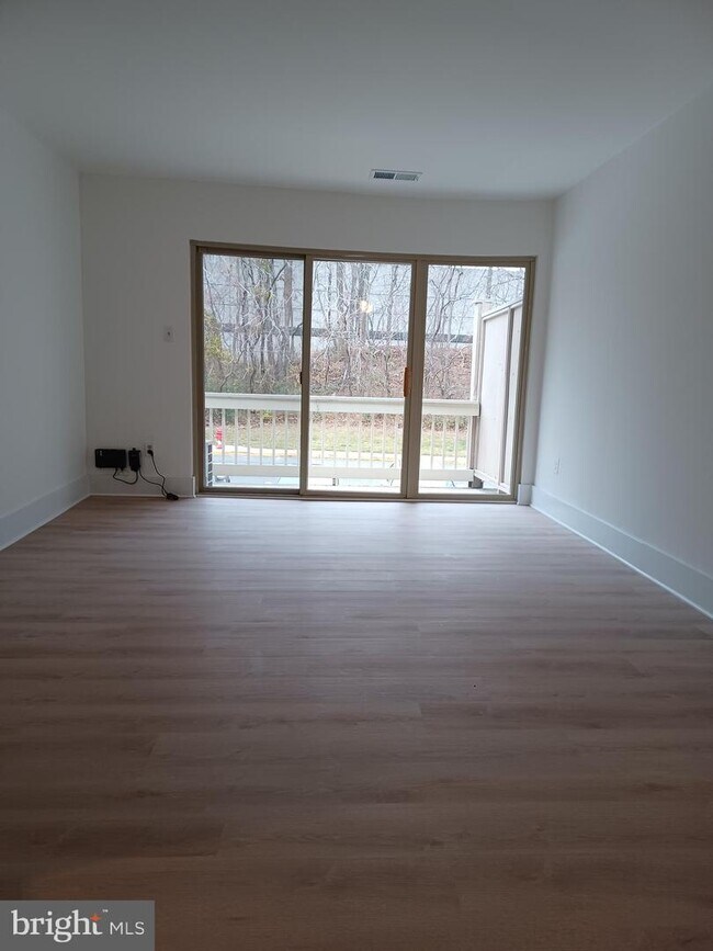 Building Photo - 5821 Royal Ridge Dr