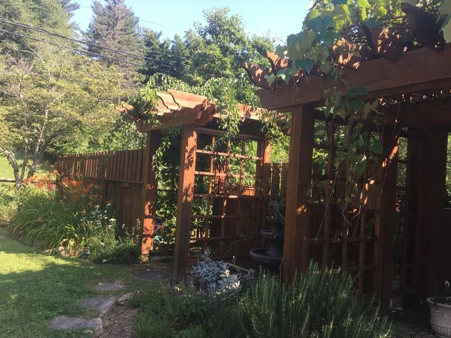 Foto del edificio - Wonderful Kenilworth location! Lovely landscaping and beautiful hardwood flooring!