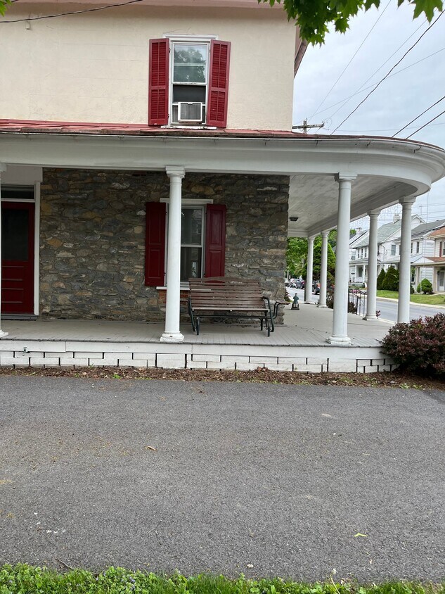 Building Photo - 206 E Main St