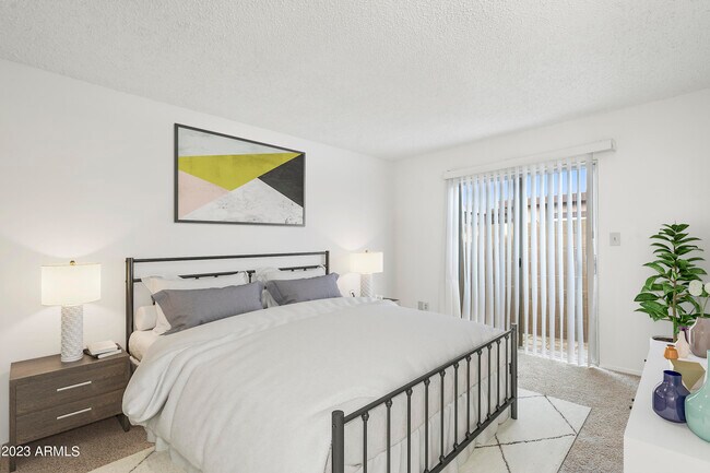 Building Photo - 908 S Hacienda Dr