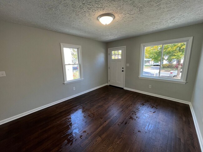 Building Photo - **COMPLETELY REMODELED 2-BEDROOM HOUSE IN ...