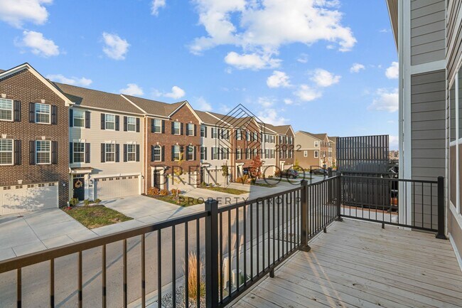 Foto del edificio - Move-In Ready Modern Townhome in Sought-Af...