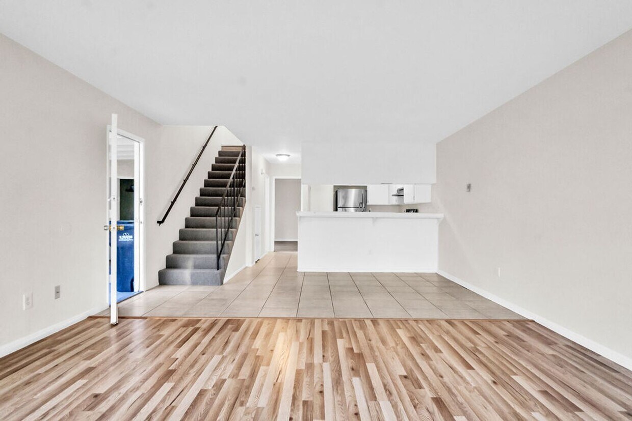 Foto principal - Great three bedroom townhome in UTC! Avail...