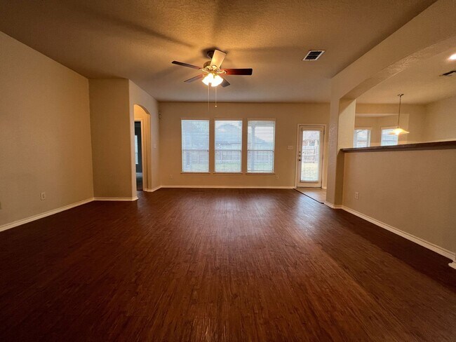 Foto del edificio - **APPLICATION RECEIVED** Beautiful 3 Bedro...