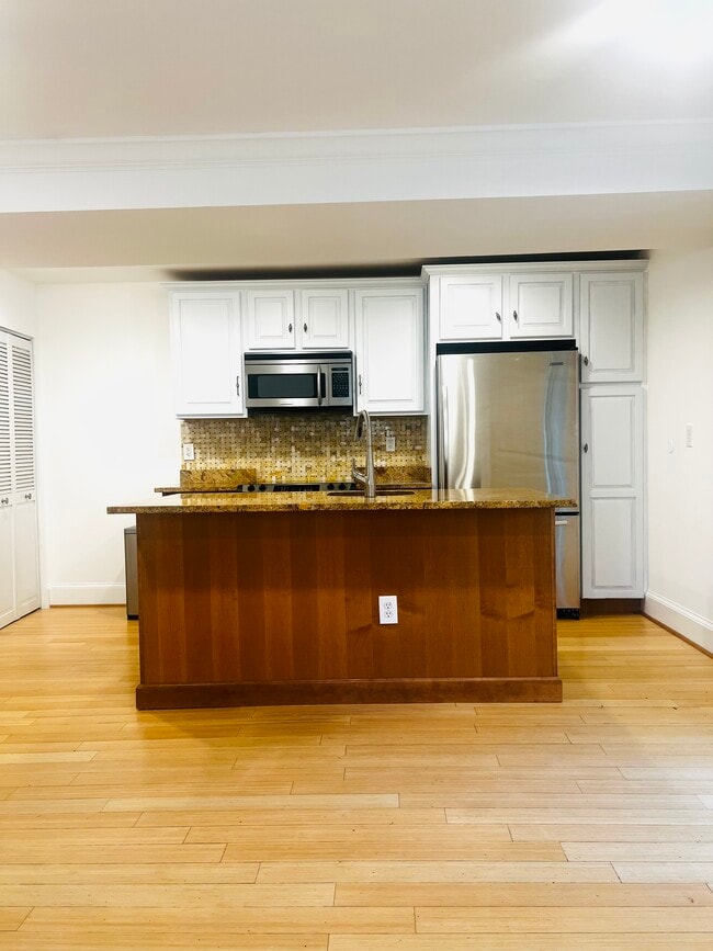 Foto del edificio - 1663 Newton St NW