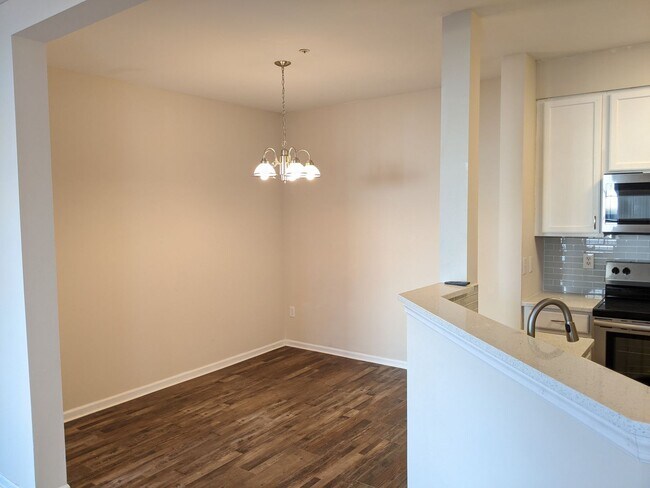 Foto del edificio - Recently renovated townhome in Ballenger C...