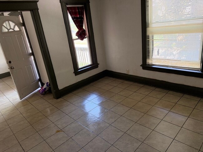 Foto del edificio - 243-247-247 S 5th Ave