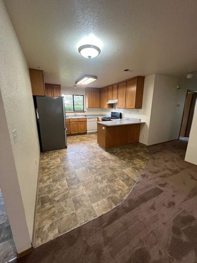 Building Photo - RSCHOOL