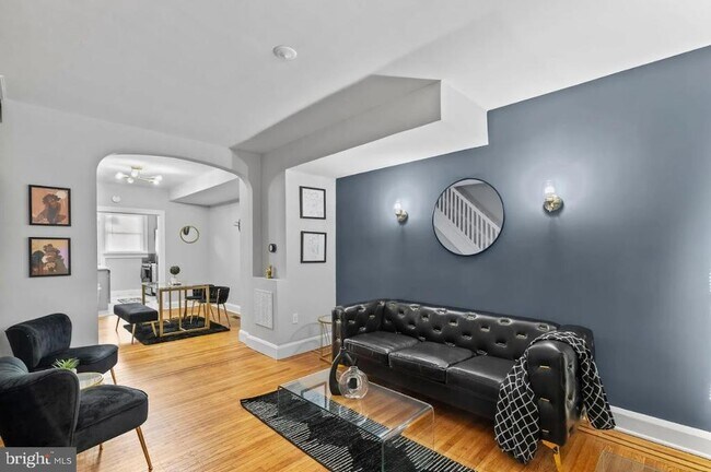 Building Photo - 910 N Kenwood Ave
