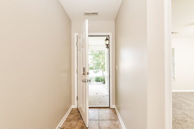 Foto del edificio - 5056 Hogan Point Ct