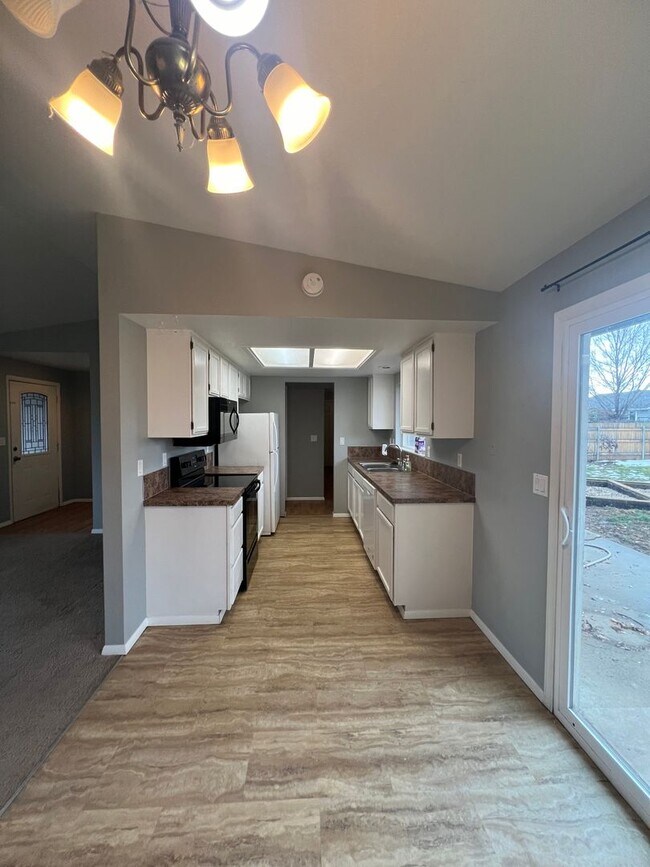 Building Photo - 3 Bed 2 Bath House