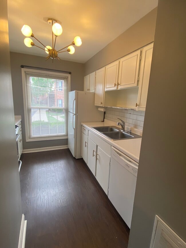 Building Photo - 630 Robinwood Dr