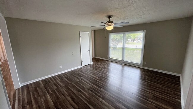 Building Photo - Remodeled 4 Bedroom / 2 Bathroom in proximity to shopping & Fort Bragg!