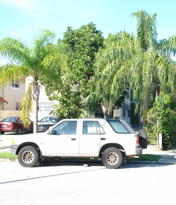 Foto del edificio - 5954 NE 4th Ct