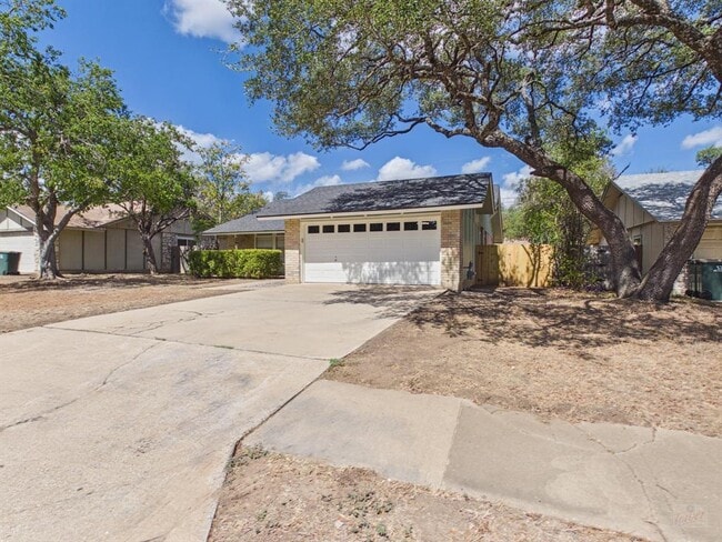 Building Photo - 10038 Woodland Village Dr