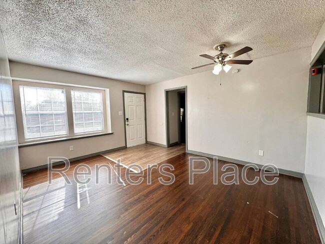 Building Photo - 413 E 58th St N