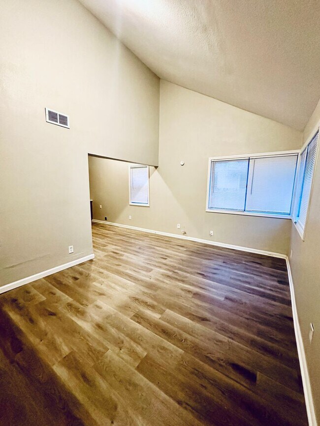Building Photo - Awesome 2 Bedroom 1 Bath Ranch with BONUS ...