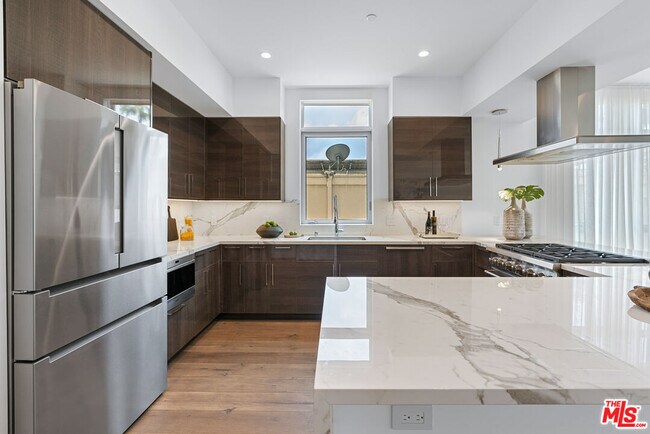 Foto del edificio - 250 N Crescent Dr