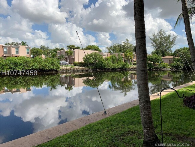 Foto del edificio - 801 NE 18th Ct
