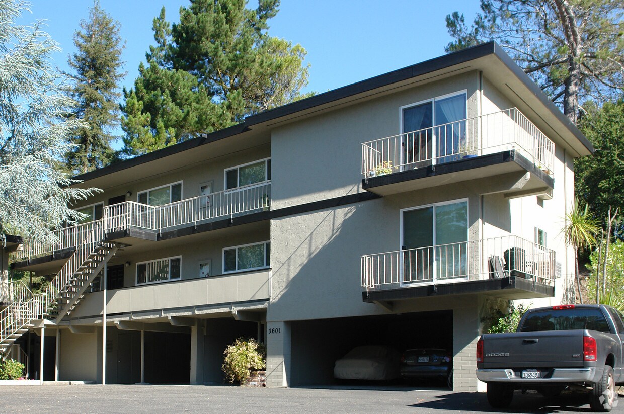Foto del edificio - 3601-3601A Happy Valley Rd
