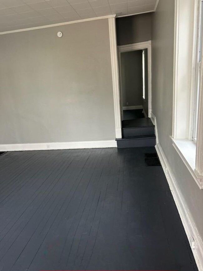 Building Photo - 4 bedroom 1 bath fully renovated duplex av...